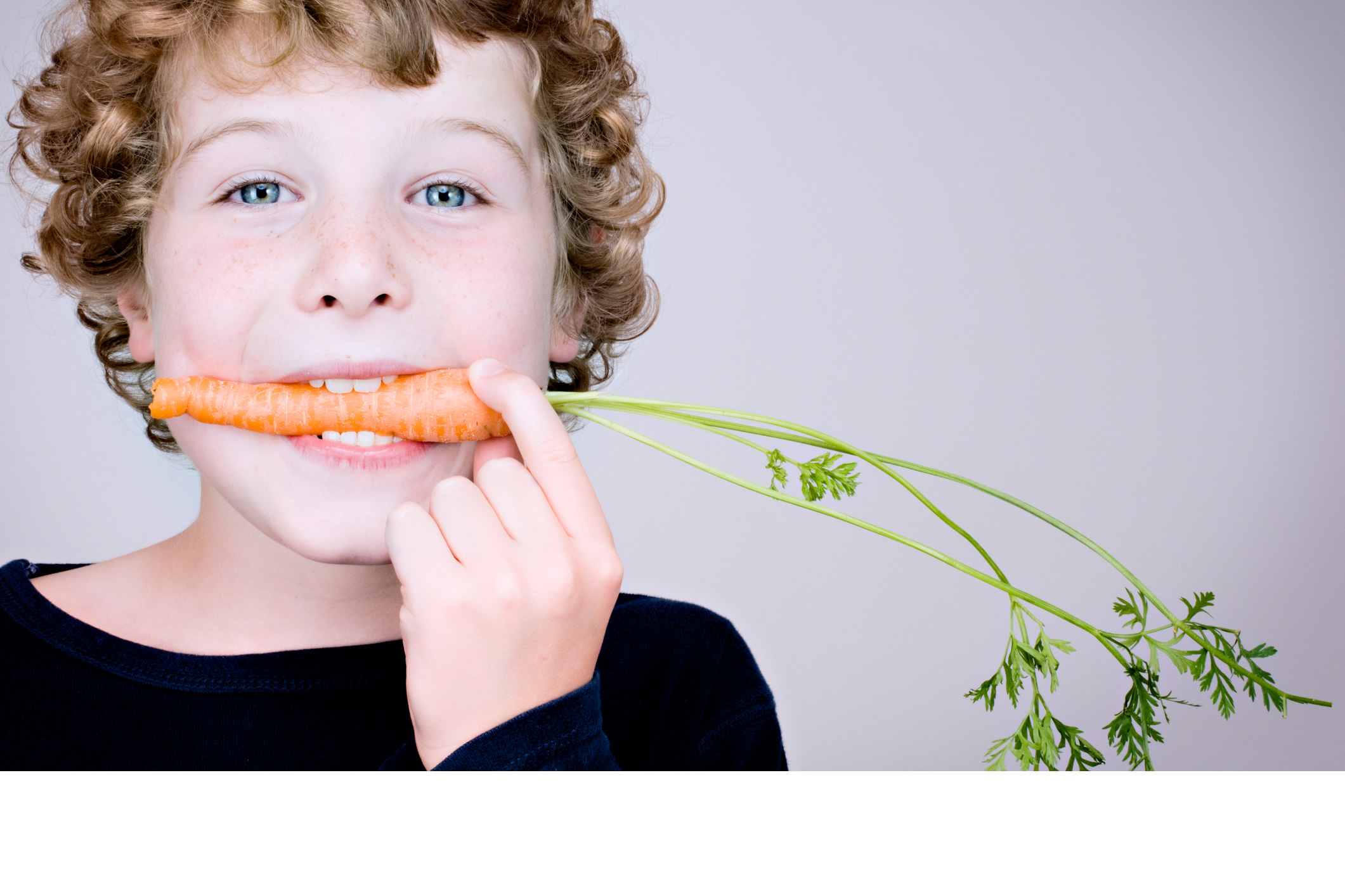 Что нужно есть чтобы был мальчик. Еда для детей. Морковь для зубов. Ребенок ест морковку. Человек ест морковку.